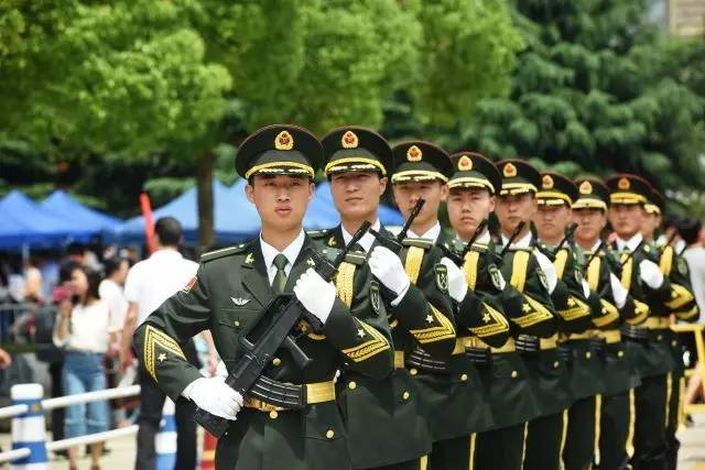 《从大学毕业生士兵中选拔军官暂行办法》的主要内容及主要方式